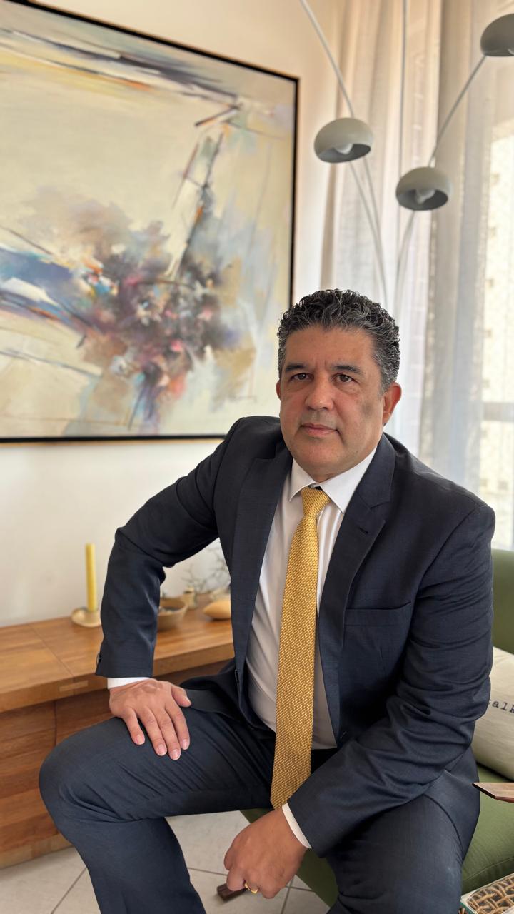 Dr. Flávio Rocha em seu ambiente de trabalho
